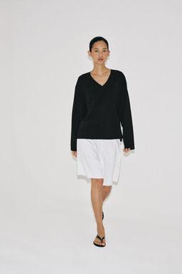 CAMISETA ESCOTE PICO ALGOD?N / Negro