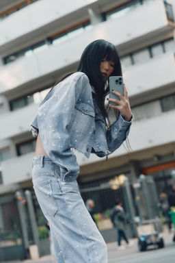 TRF STRASS CROP DENIM JACKET - Zara фото 3