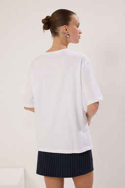 TRENDYOLMILLA Ekru %100 Pamuk Slogan Bask?l? Oversize/Genis Kesim Orme T-Shirt TWOSS25TS00179  фото 8