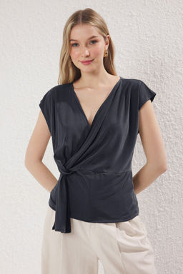 Trendyolmilla Yesil More Sustainable Modal Icerikli Kruvaze V Yaka Burgu Detayl? Orme Bluz TWOSS25BZ00471