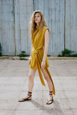 VESTIDO CORTO LAZADA HOMBRERAS / Mostaza