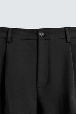 BERMUDA FLUIDA PLIEGUES / Negro