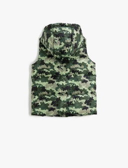 Пуховик для мальчика с камуфляжным рисунком и капюшоном