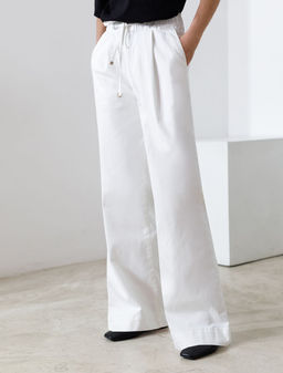 Широкие джинсы с поясом на резинке и с защипами из облегченного денима