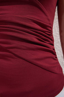Bordo Kol Burgu Detayl? Buzgulu Asimetrik Yaka Esnek Orme Bluz TWOSS25BZ00569