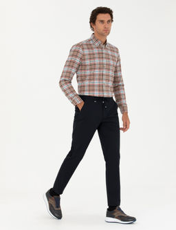 Темно-синие парусиновые брюки морковного кроя