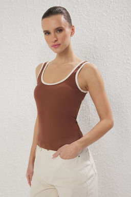 Kahverengi Renk Bloklu Fitted/Vucuda Oturan Havuz Yaka Fitilli Esnek Orme Atlet TWOSS22AL0042