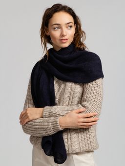 в составе шерсть Большой, красивый  палантин, выполненный из мягкого трикотажного полотна неплотной вязки