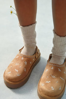 EMBROIDERED SHEEPSKIN CLOGS - Zara фото 9