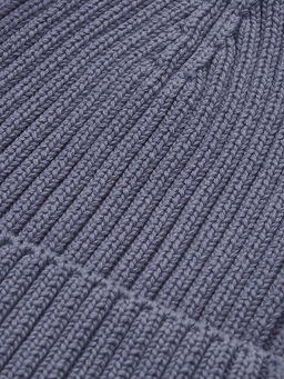 Синяя вязаная шапка