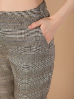 Брюки классические в клетку коричневые - Odis фото 6