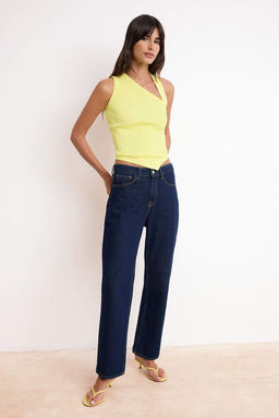 Limited Edition Sar? S?k Asimetrik Yaka Vucudu Saran Triko Bluz TWOSS26BZ00320