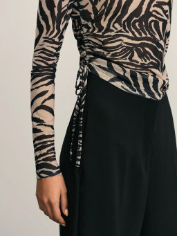 Лонгслив с анималистичным прином и сборками по бокам / Zarina  фото 7