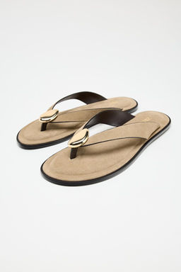 FLAT SPLIT SUEDE SANDALS WITH METAL EMBELLISHMENT - Zara фото 3