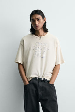 CAMISETA LAVADA TEXTO ROTULADOR / Crudo