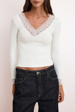 Ekru Fitted/Vucuda Oturan V Yaka Dantel Detayl? Yumusak Orme Bluz TWOSS26BZ00637