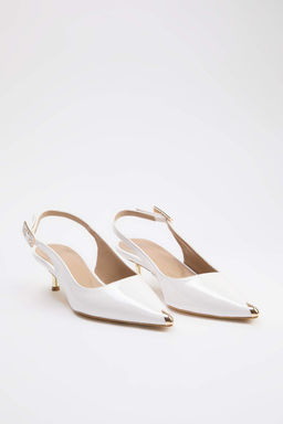 Beyaz Alt?n Galvaniz Detayl? 5 cm Kad?n Klasik Topuklu Ayakkab? TAKSS26TO00074