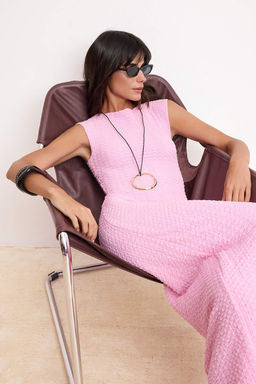 Pembe Dokulu Kumas Fitted/Vucuda Oturan Ay Kol Esnek Orme Midi Kalem Elbise TWOSS24EL00103