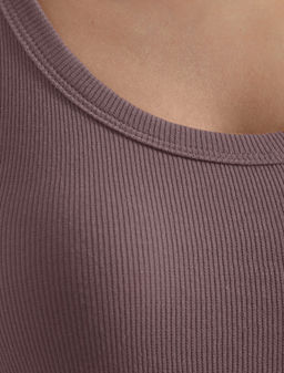 Топ с круглым вырезом из фактурного трикотажа в рубчик - Vilatte фото 2