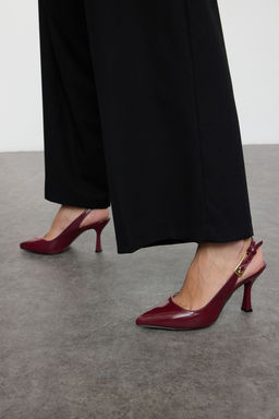 Bordo Alt?n Tokal? Sivri Burun Kad?n Arkas? Ac?k Ince Topuklu Ayakkab?
TAKAW25TO00006