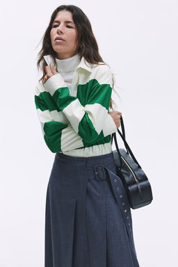 Polo de corte holgado