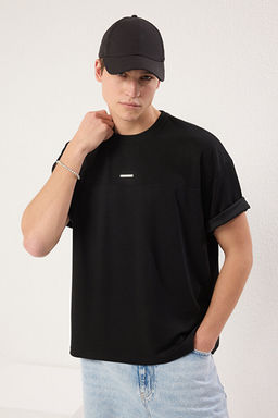Siyah Oversize/Geni_ Kesim Metal Etiket Detayl_ _nterlok T-Shirt
