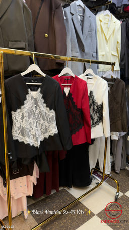 Женский удлиненный пиджак с кружевной отделкой