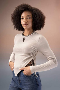 Асимметричная футболка с длинным рукавом и круглым вырезом в рубчик