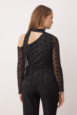 Siyah Cicekli Fitted/Vucuda Oturan Asimetrik Yaka Uzun Kollu Kusakl? Tul Orme Bluz TWOAW26BZ00346 - Trendyolmilla фото 4