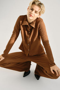 Camisa ajustada con efecto arrugado