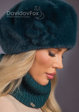 Шапка Берет экомех с украшением изумруд