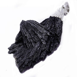 Кулон с натуральным камнем Кианит защита и приумножение богатства