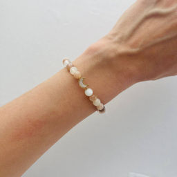 Браслет из Лунного камня микс с перламутровой вставкой "Месяц" 18 см