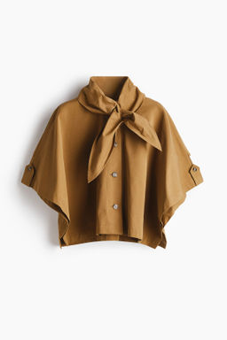 Capa estilo gabardina con fular