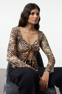 Trendyolmilla Kahverengi Leopar Bask?l? Baglama Detayl? Vucuda Oturan Esnek Orme Bluz TWOAW25BZ00249