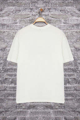TRENDYOL MAN Ekru Oversize/Genis Kesim Yaz? Nak?sl? %100 Pamuk T-Shirt TMNSS25TS00226 - Trendyolmilla фото 8