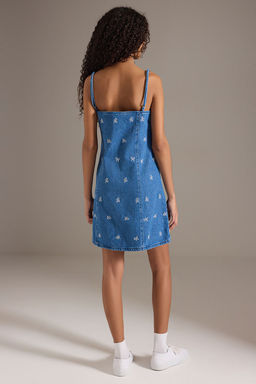 TRENDYOLMILLA Mavi Kurdele/Fiyonk Desenli Ince Ask?l? Mini Denim Elbise TWOSS25EL00732  фото 4