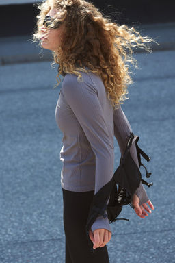 Top de deporte seamless en DryMove con cremallera - H&m фото 5