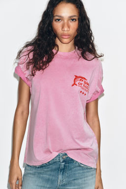 CAMISETA EFECTO LAVADO TEXTO / Rosa