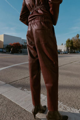 FAUX LEATHER TROUSERS WITH ELASTIC WAIST - Zara фото 4