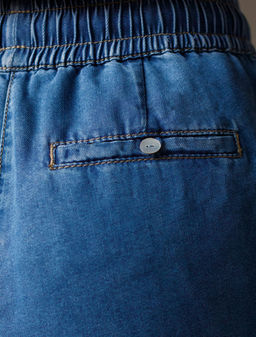 Брюки бананы с поясом на резинке из джинсового лиоцелла - Vilatte фото 4