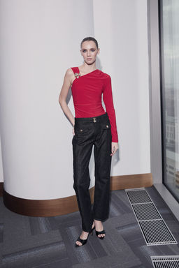 K?rm?z? Aksesuar Detayl? Asimetrik Yaka Orme Party Body TPRSS26BD00001 - Trendyolmilla фото 6