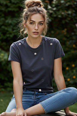 TRENDYOLMILLA Antrasit %100 Pamuk Regular/Normal Kal?p Ayna Aksesuarl? Orme T-Shirt TWOSS25TS00091