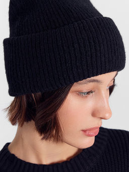 Шапка женская черная