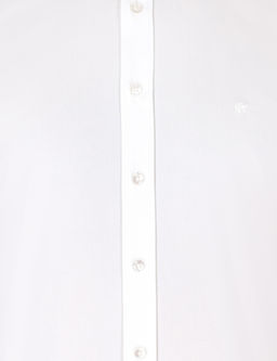 Белая базовая рубашка приталенного кроя с длинным рукавом