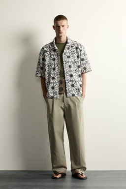 CAMISA RELAXED FIT ESTAMPADO MOSAICO / Blanco