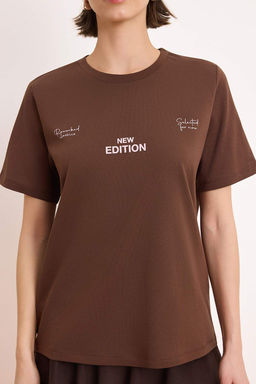 Kahverengi Slogan Regular/Normal Kal?p K?sa Kollu %100 Pamuk Orme T-Shirt TWOSS26TS00171 - Trendyolmilla фото 3