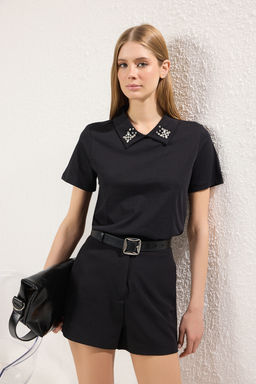 Siyah Kal?n Pamuklu Polo Yaka Tas Detayl? Regular/Normal Kal?p Orme T-Shirt TWOSS25TS00052