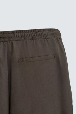 PANTAL?N FLUIDO RELAXED FIT / Marr?n / Topo