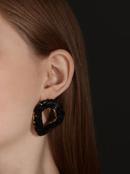 Серьги со стразами QF Блеск бублик, чёрные в золоте